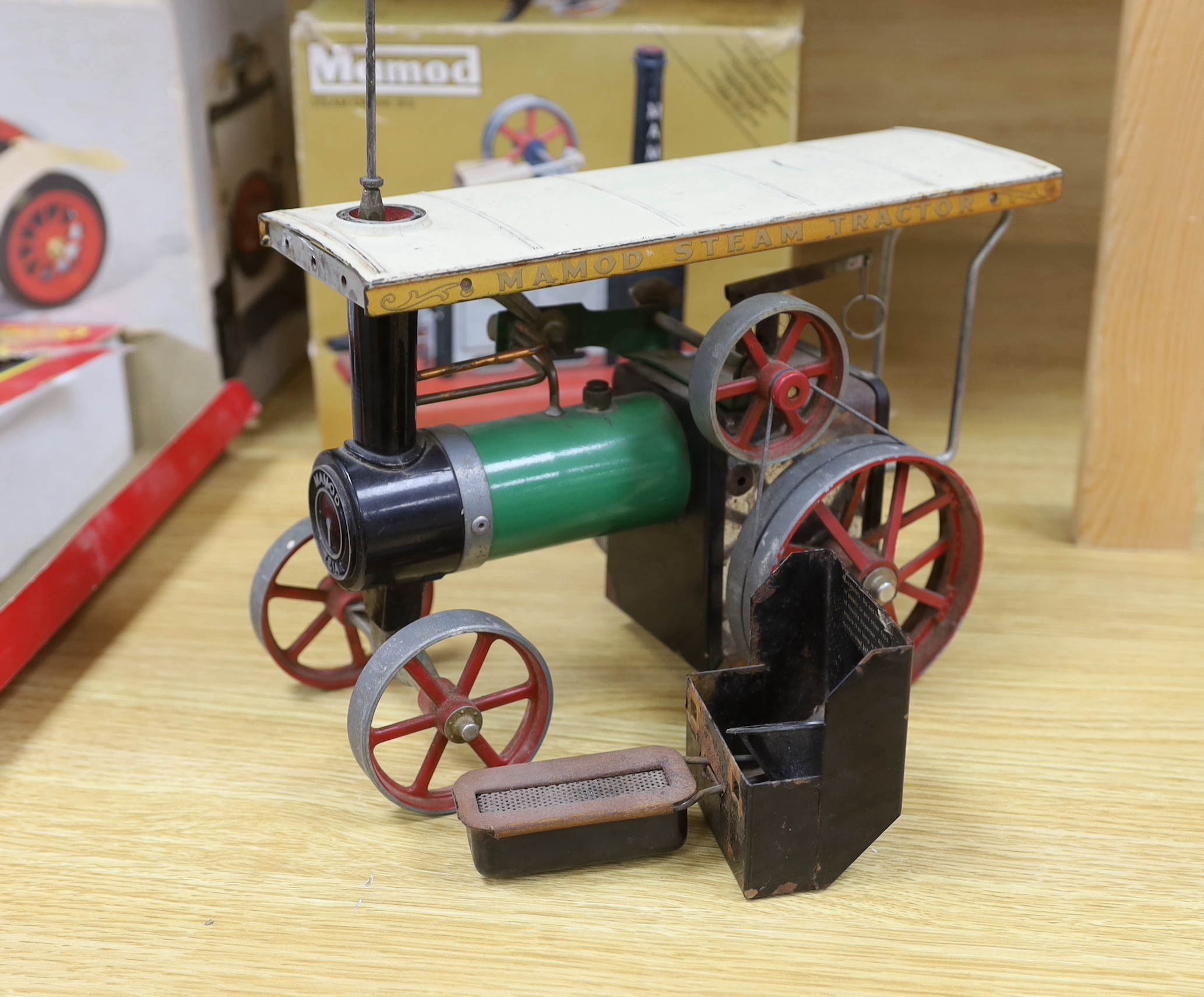 A Hornby Railways GWR passenger set, a Mamod steam roadster, a Mamod steam engine SP 2, all boxed, and a Mamod steam tractor (4)
